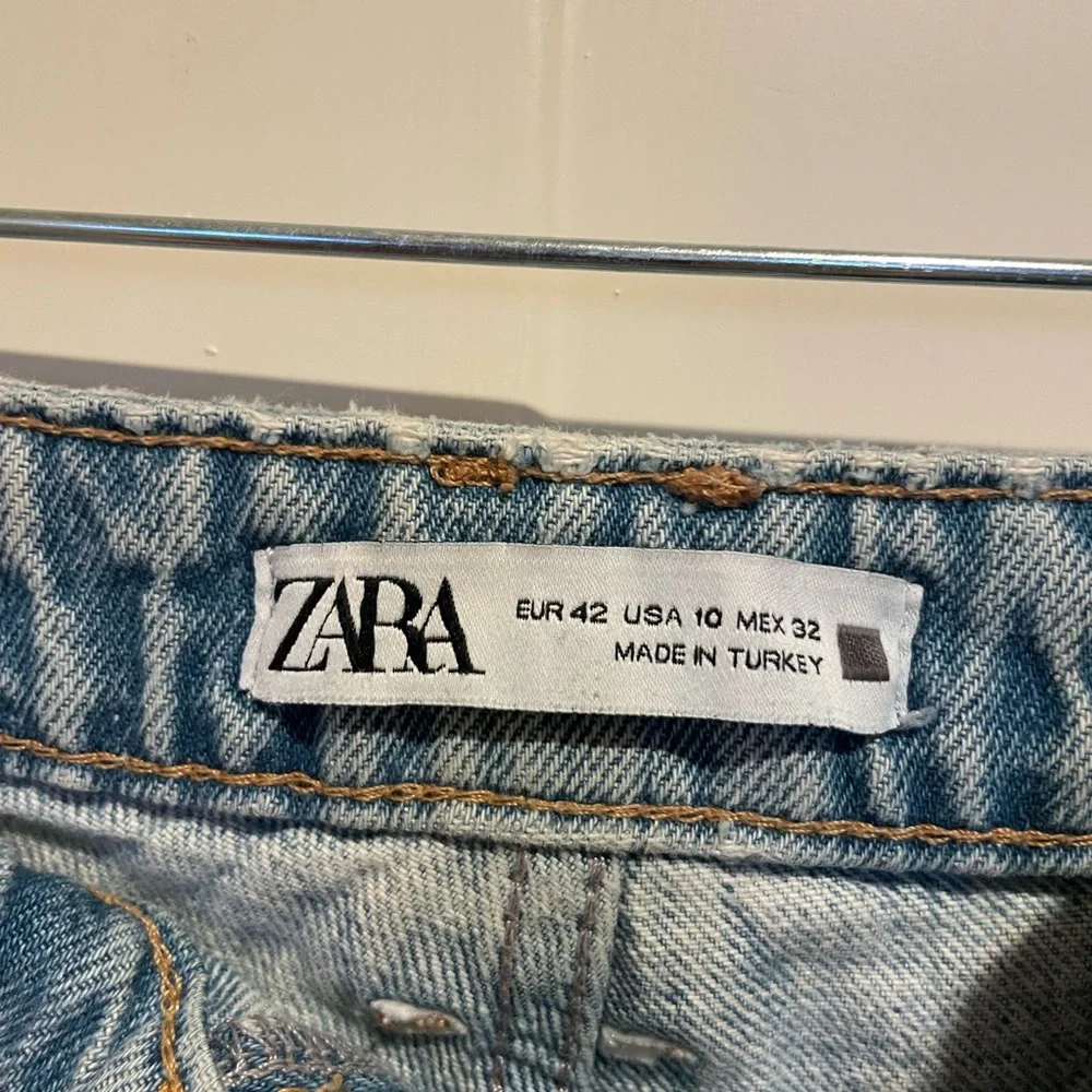 Zara High Rise Distressed Ripped Knee Straight Leg Jeans - Picture 2 of 3